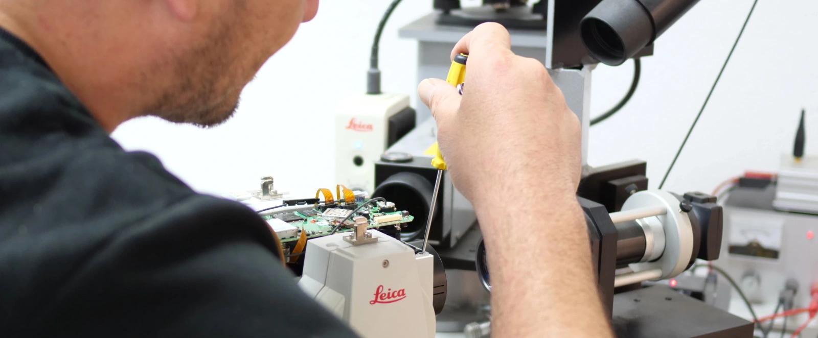ZETECH Servicewerkstatt – Innenansicht mit Messgeräten