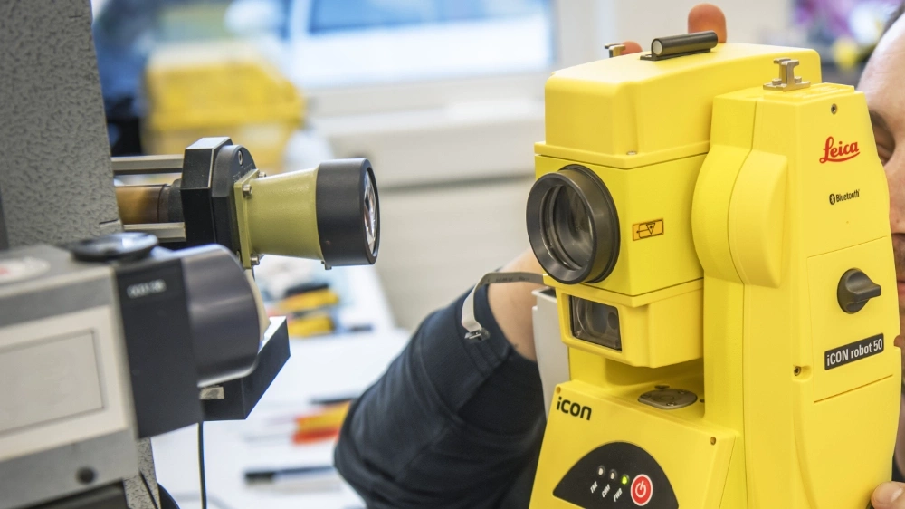 Servicetechniker bei der Reparatur eines Vermessungsgeräts