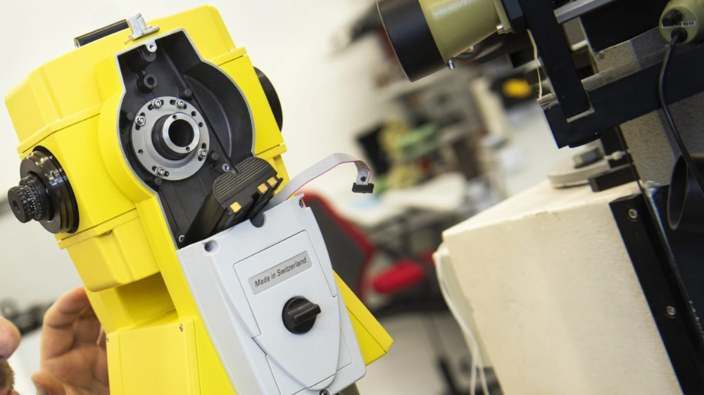 Kalibrierung eines Tachymeters in der Servicewerkstatt